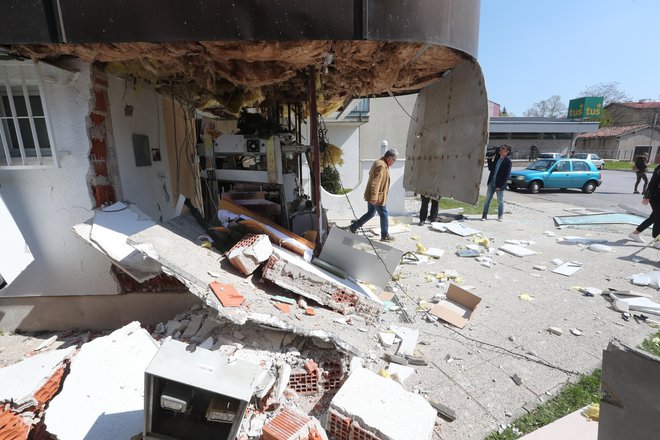 Po razstrelitvi bankomata v Divači sredi aprila (na fotografiji) je to druga eksplozija v zelo kratkem časovnem obdobju. FOTO: Dejan Javornik