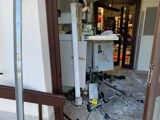 S povzročeno eksplozijo je nastala materialna škoda tako na  bankomatu kot tudi na objektu trgovine. Poškodovanih oseb ni bilo. FOTO: PU Koper