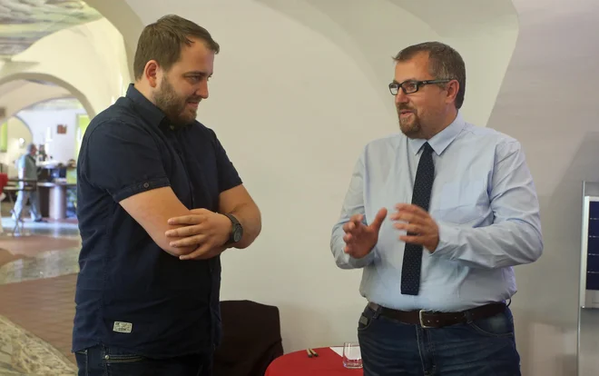 Andrej Čuš, predsednik Zelenih Slovenije, in Igor Jurišič, predsednik Stranke mladih &ndash; Zelenih Evrope, sta danes podpisala dogovor o sodelovanju. FOTO: Tadej Regent/Delo