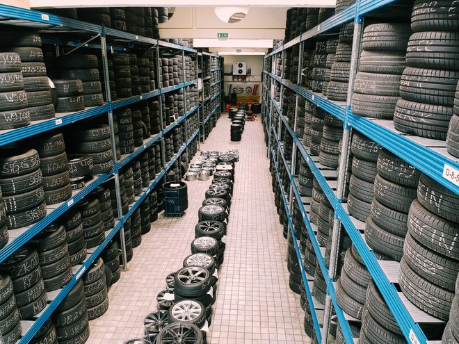Pri Španu shranjujejo že več kot 10 tisoč pnevmatik strank, kar 35 odstotkov na platiščih. FOTO: arhiv Špan