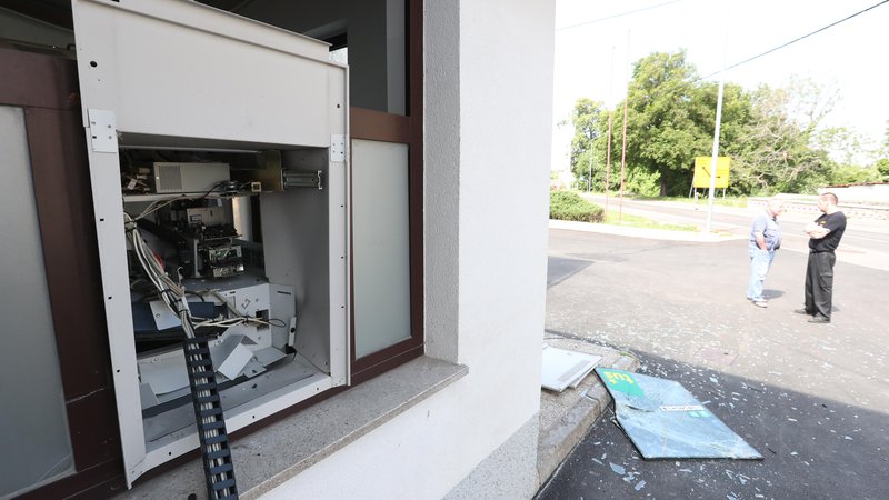 Fotografija: Policisti so ugotovili, da so neznani storilci z eksplozijo poškodovali bankomat in iz njega ukradli za zdaj še neznano količino denarja. FOTO: Dejan Javornik