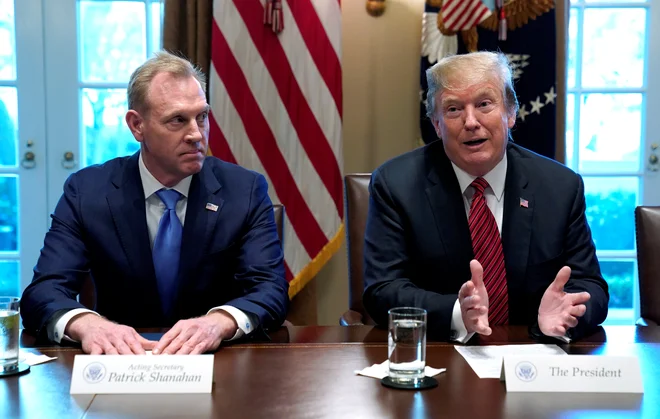 Odhajajoči vršilec dolžnosti ameriškega obrambnega ministra s predsednikom Trumpom. FOTO: Kevin Lamarque/Reuters