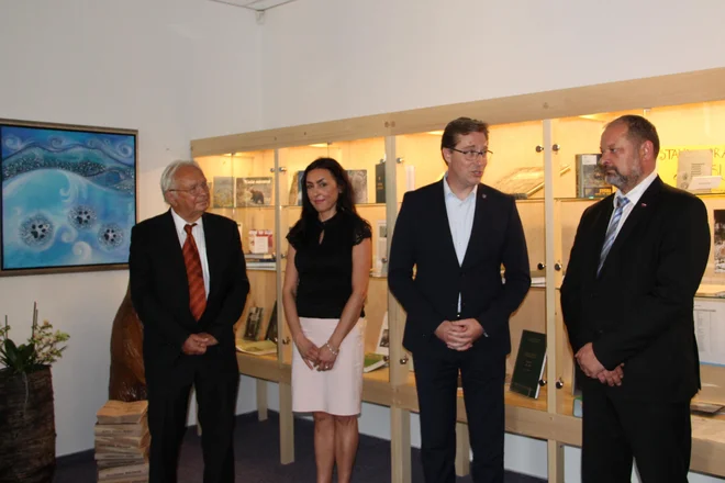 Dr. Janez Gabrijelčič, idejni oče projekta Rastoča knjiga, Cirila Pekica, direktorica Knjižnice Kočevje, kočevski župan dr. Vladimir Prebilič in Alojz Kovšca, predsednik državnega sveta. Foto Simona Fajfar