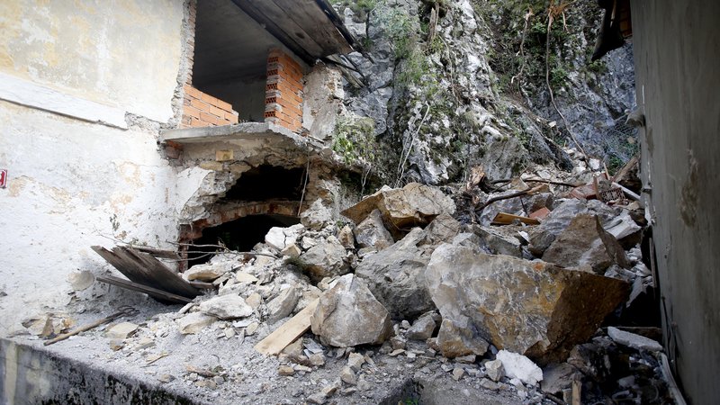 Fotografija: Bistro in dve hiši sta uničila dva skalna podora v dveh mesecih in pol. FOTO: Roman Šipić/Delo