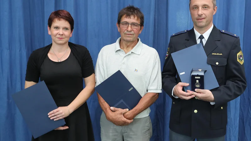 Fotografija: Sedem posameznikov si je medaljo prislužilo z lovom za storilci kaznivih dejanj. FOTO: Dejan Javornik