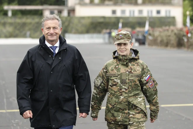 Načelnica generalštaba Alenka Ermenc se močno trudi, da bi se izognila zaslišanju na Knovsu pred petkovo interpelacijo Karla Erjavca. FOTO: Uroš Hočevar/Delo