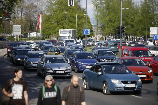 Če višje cene ne vplivajo na število kandidatov, pa vplivajo na povprečno starost (mlajših) kandidatov, ki pristopijo k izpitu. FOTO: Blaž Samec/Delo