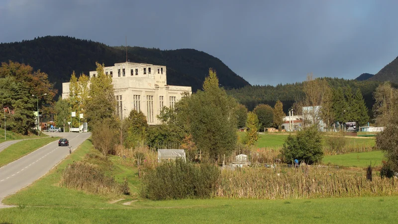 Fotografija: Opuščeni rudniški jašek Škale in desno območje Stare vasi, kjer že tri leta raste poslovna cona. FOTO: Brane Piano