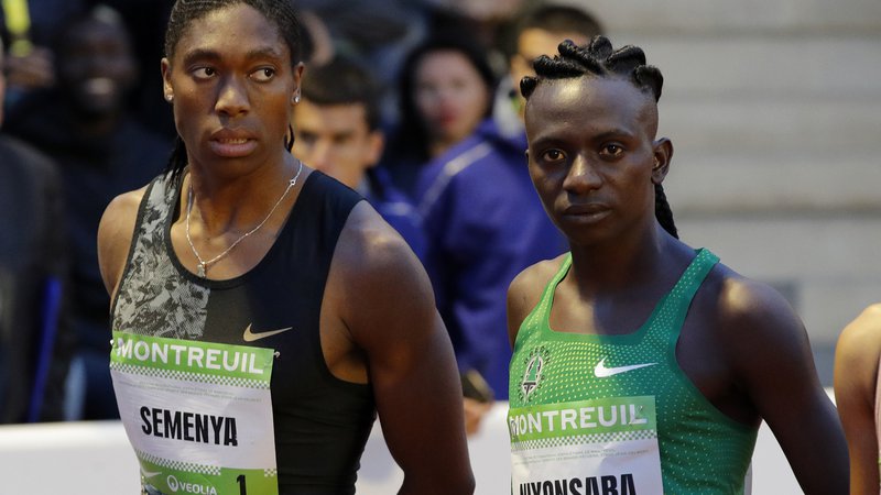 Fotografija: Olimpijska prvakinja in podprvakinja v teku na 800 metrov, Caster Semenya in Francine Niyonsaba, se borita, da bi lahko še naprej tekmovali takšni, kot sta, ne želita si zmanjševati naravno visoke ravni testosterona. FOTO: Reuters