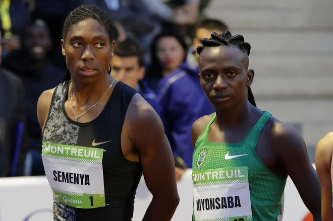 Olimpijska prvakinja in podprvakinja v teku na 800 metrov, Caster Semenya in Francine Niyonsaba, se borita, da bi lahko še naprej tekmovali takšni, kot sta, ne želita si zmanjševati naravno visoke ravni testosterona. FOTO: Reuters