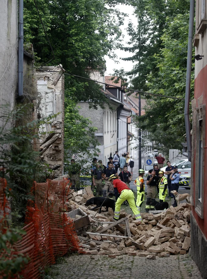 Porušena stavba na Gornjem trgu 30 v Ljubljani. FOTO: Blaž Samec/Delo