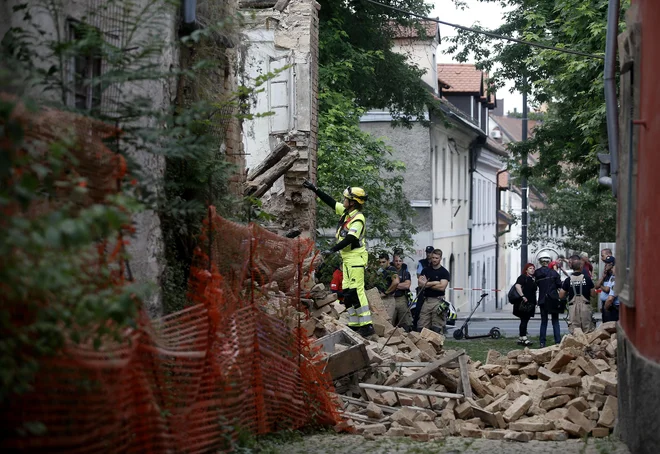 Porušena stavba na Gornjem trgu 30 v Ljubljani. FOTO: Blaž Samec/Delo