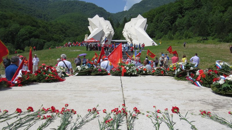 Fotografija: Partizansko kostnico so s cvetjem okrasili številni antifašisti iz vseh predelov nekdanje domovine. FOTO: Bojan Rajšek/Delo