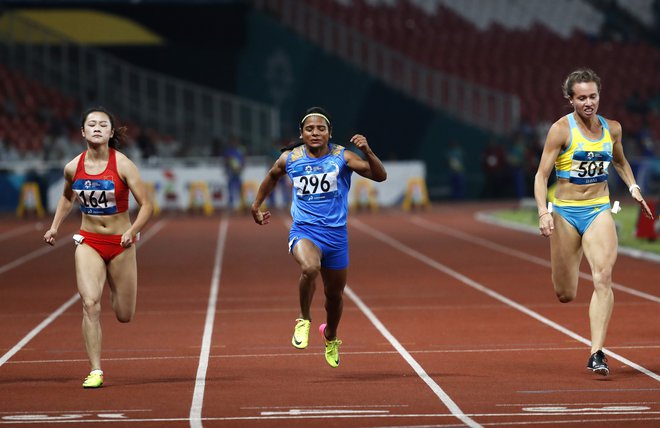 Indijka Dutee Chand (v sredini) ima prav tako naravno povišan testosteron, a lahko neovirano tekmuje, ker nastopa na 100 in 200 metrov. FOTO: Reuters