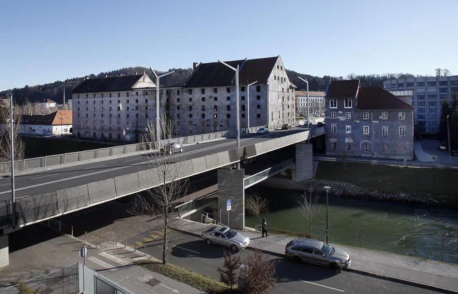Cukrarna z Roško cesto in Fabianijevim mostom v ospredju. FOTO: Blaž Samec/Delo