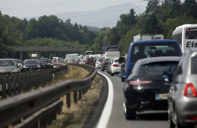 Danes je pričakovati gnečo na cesti proti Hrvaški. FOTO: Blaž Samec/Delo