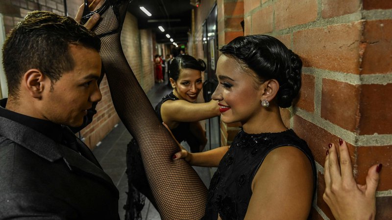 Fotografija: V kolumbijskem Medelinu od 16. do 24. junija poteka mednarodni festival tanga XIII International Tango Festival, del katerega je tudi plesno tekmovanje. Na fotografiji se par v zaodrju pripravlja na nastop. FOTO: Joaquin Sarmiento/AFP
