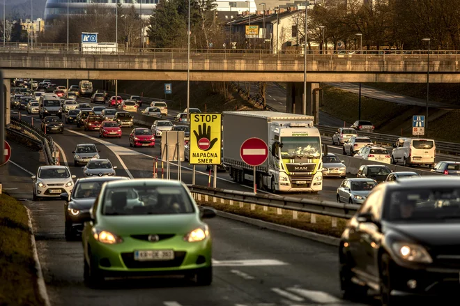 Gneča je že in tudi bo še popoldne v smeri proti morju. FOTO: Voranc Vogel/Delo