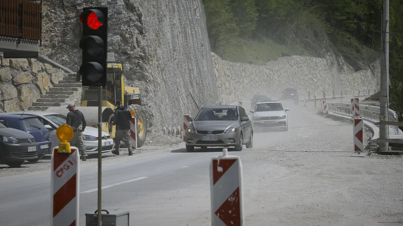 Fotografija: Enosmerni promet na več delih državne ceste narekuje čas trajanja vožnje že šesto leto. Foto Jože Suhadolnik