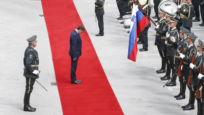 Fotografija: Obrambni minister Karl Erjavec se redko znajde v položaju, ko mora skloniti glavo. Če preživi današnjo interpelacijo, bo njegova moč še manjša in bo pred vojsko še naprej upravičeno sklanjal glavo. Foto Uroš Hočevar