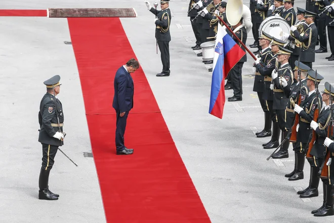 Obrambni minister Karl Erjavec se redko znajde v položaju, ko mora skloniti glavo. Če preživi današnjo interpelacijo, bo njegova moč še manjša in bo pred vojsko še naprej upravičeno sklanjal glavo. Foto Uroš Hočevar