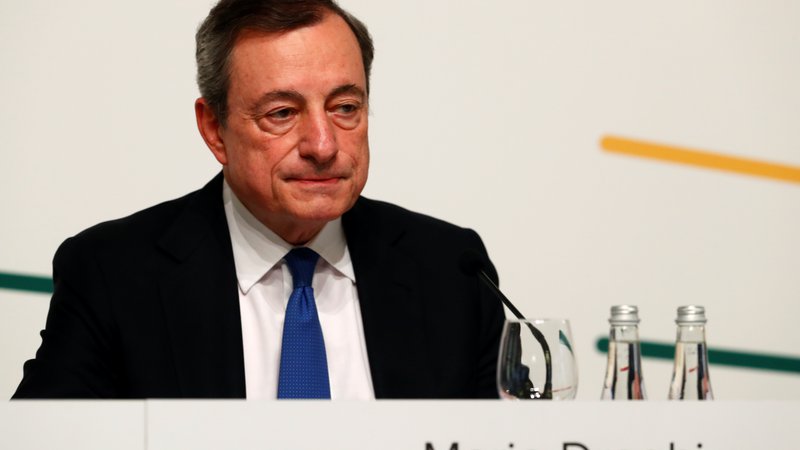 Fotografija: Predsednik ECB Mario Draghi omenja možnost nižanja obrestnih mer in program nakupa vrednostnih papirjev. Foto Reuters