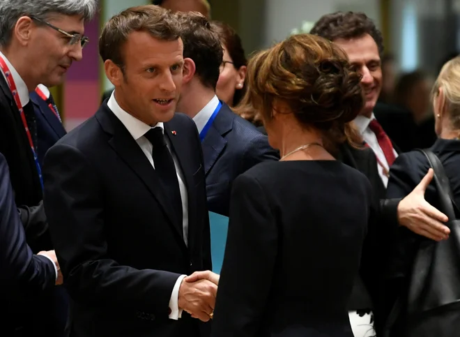 Kot kaže, je Macronova strategija čim prej začeti pogovore o alternativah vodilnim kandidatom. Foto: Piroschka Van De Wouw/Reuters