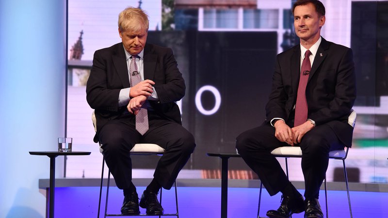 Fotografija: Boris Johnson in Jeremy Hunt med nedavnim televizijskim soočenjem. FOTO: Jeff Overs/Afp