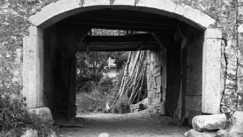 Fotografija: Dutovlje, portal z letnico 1673. Foto spletna stran Slovenskega etnografskega muzeja