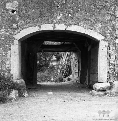 Dutovlje,&nbsp;portal z letnico 1673. Foto spletna stran Slovenskega etnografskega muzeja