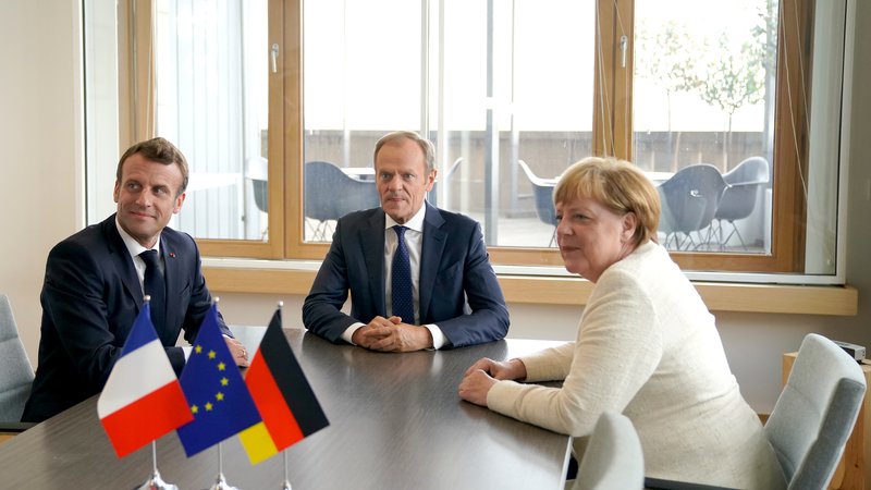 Fotografija: Brez soglasja Francije in Nemčije ne bo napredka v izbiranju vodilnih predstavnikov EU. Kanclerka Angela Merkel in predsednik Emmanuel Macron sta se usklajevala z Donaldom Tuskom že pred samim vrhom. FOTO:Kenzo Tribouillard/REUTERS