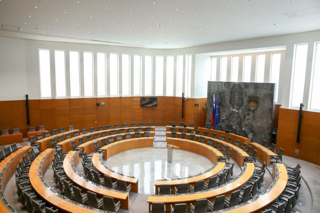 Velika dvorana je tudi po prenovi ohranila krožno lupino po zgledu iz slovenske zgodovine, ko so v krog zbrani veljaki pod lipo modrovali in odločali. Foto Arhiv državnega zbora