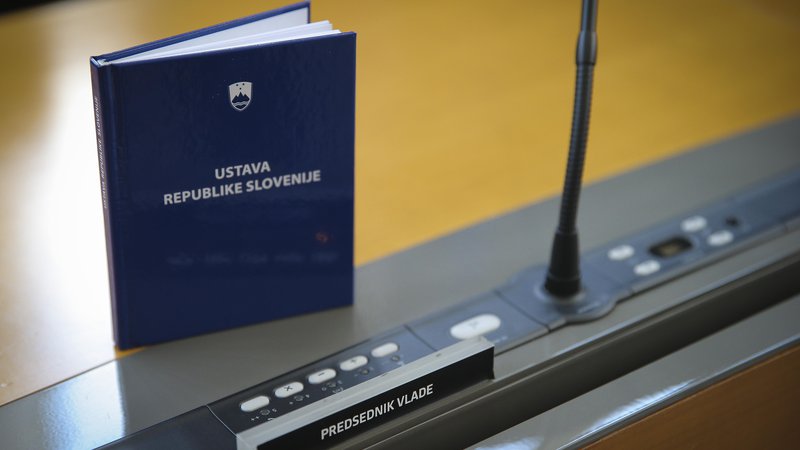 Fotografija: Prvi člen ustave pravi, da je Slovenija demokratična republika, drugi, da je socialna. Ali je to še res? Foto Jože Suhadolnik