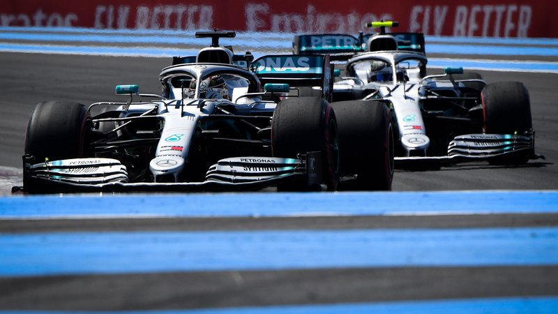 Fotografija: Mercedesova dirkača Lewis Hamilton in Valtteri Bottas bosta vroča kandidata za zmago tudi na veliki nagradi Francije. FOTO: AFP