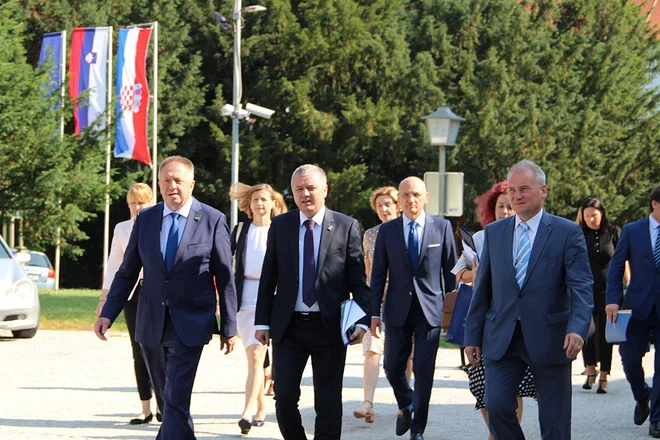 Ministra Zdravko Počivalšek in Darko Horvat sta se na prvem srečanju dogovorila za bolj usklajeno sodelovanje. Foto Simona Fajfar