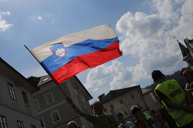 V Idriji so pred dvema tednoma navijali za udeležence maratona Franja, danes so vihrale zastave za tekmovalce na dirki Po Sloveniji. FOTO: Tomi Lombar/Delo