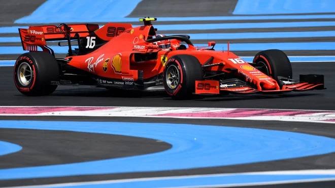 Charles Leclerc je bil hitrejši od moštvenega tekmeca Sebastiana Vettla. FOTO: AFP