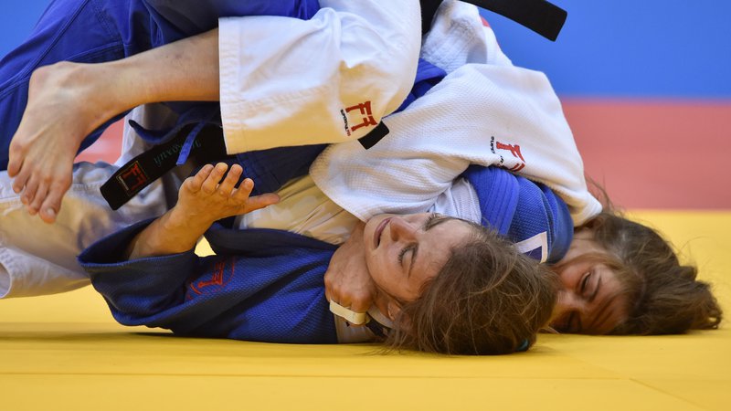 Fotografija: Maruša Štangar (v belem dresu) se je v boju za medaljo pomerila s srbsko reprezentantko Milico Nikolić. FOTO: Sergei Gapon/AFP
