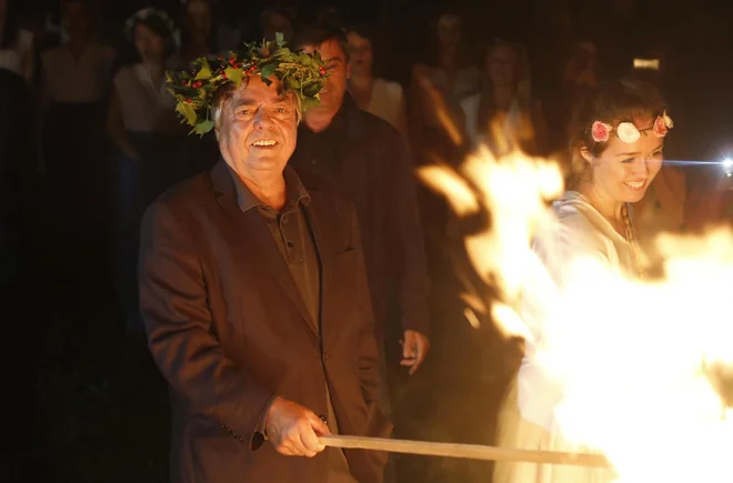 Kres je nazadnje na Rožniku prižgal Drago Jančar. Edini doslej je kresnika dosegel že štirikrat, lani je slavil z romanom In ljubezen tudi. FOTO: Blaž Samec/Delo