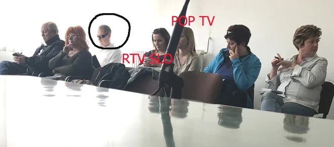 Fotografijo novinarjev je Janez Janša kot obtoženec posnel med predobravnavnim narokom aprila leta 2017 na celjskem sodišču in jo objavil na portalu Politikis.si. Foto Politikis.si/Janez Janša