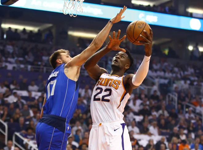 Prvi izbranec lanskega nabora NBA Deandre Ayton (desno) je med sezono ostal v senci Luke Dončića. FOTO: USA Today Sports