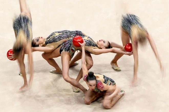 Eleganca in spretnost sta nepogrešljivi del ritmične gimnastike. FOTO: AFP