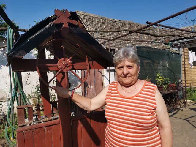Miroslava Janča, gostoljubna kmečka gospodinja v prvem od treh dvorišč. Foto Milena Zupanič