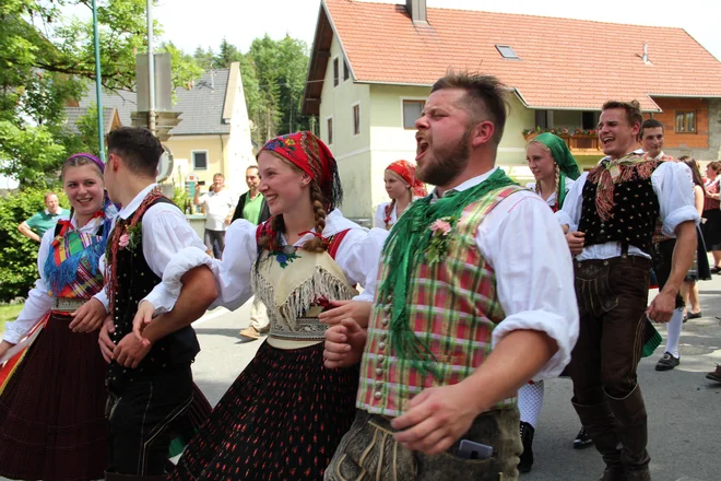 Tradicija veleva, da dekle fantu za žegen pripravi šopek. Foto Simona Fajfar