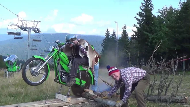 New way to cut firewood so Vrličev spot poimenovali v ZDA. FOTO: osebni arhiv<br />
&nbsp;