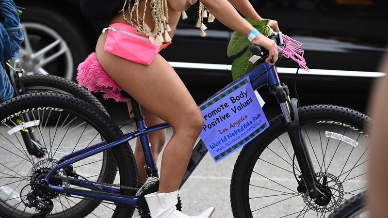 Fotografija: Svetovni dan golih kolesarjev (World Naked Bike Ride) je dogodek namenjen promociji koles in drugih vozil, ki za pogon ne uporabljajo fosilnih goriv. V Los Angelesu, kjer se je zbralo okoli 100 privržencev, je nastala tale fotografija. FOTO: Robyn Beck/AFP