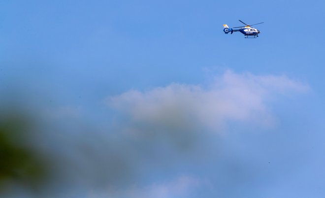 V iskanju pilota so angažirali tudi policijske helikopterje. FOTO: Jens Buttner/AFP