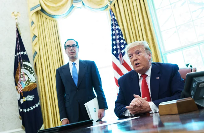 Ameriški predsednik Trump pred podpisom novih sankcij proti Iranu. FOTO:Mandel Ngan/Afp