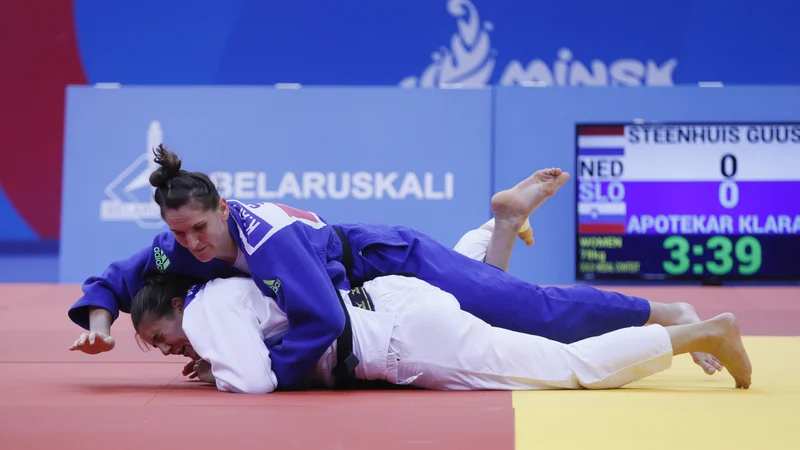 Fotografija: Klara Apotekar (zgoraj) je proti veliki tekmici Nizozemki Guusje Steenhuis dolgo čakalo na svojo priložnost in jo z metom na bok dočakala minuto in pol pred koncem dvoboja. FOTO: Reuters