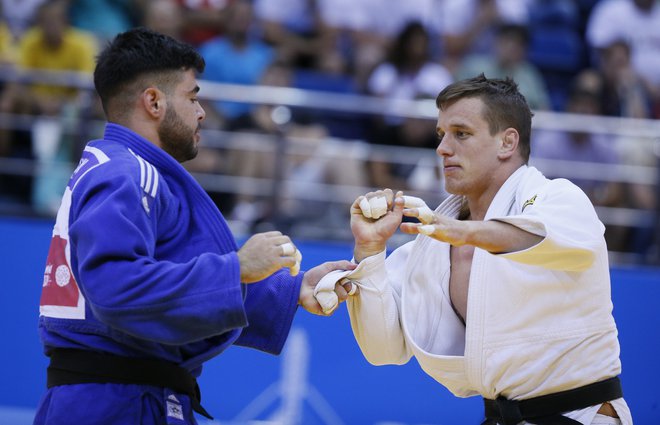 Pri Marjanu Fabjanu vzgojeni judoist Mihael (Žgank) Özerler (desno) je Turčiji priboril zlato kolajno. FOTO: Reuters